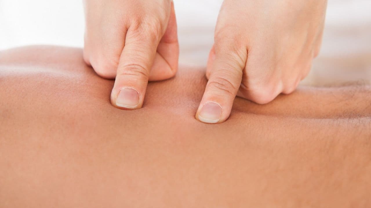 Bấm huyệt điều trị trượt đốt sống