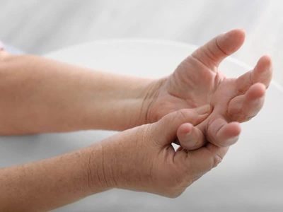 Tê tay là bệnh gì? Dấu hiệu bệnh tê tay