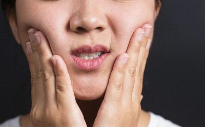 Nguyên nhân gây mặt lệch bên phải