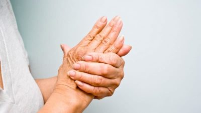 Triệu chứng tê tay phải thường gặp
