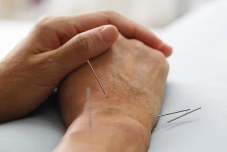 Điều trị bị tê tay phải bằng Liệu pháp Đông y
