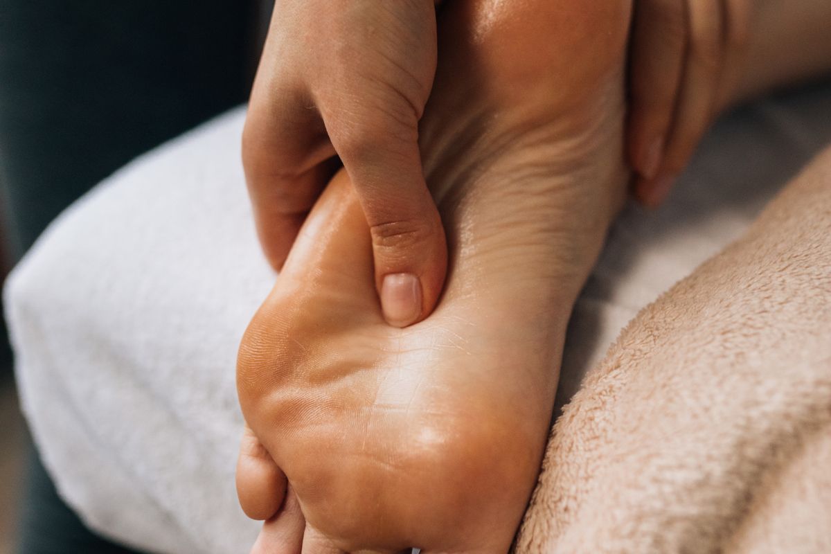 Xoa bóp điều trị đau gót chân