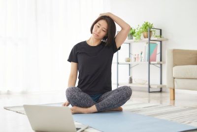 Bài tập nghiêng đầu kéo giãn cơ cổ hai bên