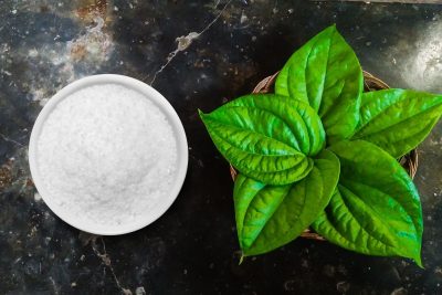 Chườm nóng lá lốt tươi + muối hạt