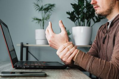 Nguyên nhân gây tê bàn tay ở người làm văn phòng