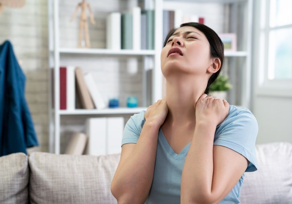 Triệu chứng đi kèm giúp phân biệt nguyên nhân đau vai gáy cổ