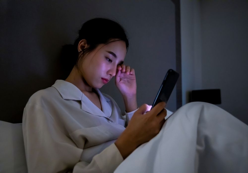 Sử dụng điện thoại kéo dài trước khi ngủ gây tê tay
