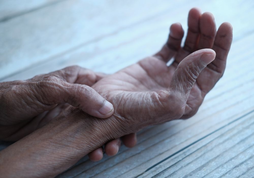 Nguyên nhân bệnh lý gây tê tay sau khi ngủ dậy