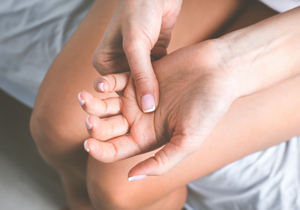 Đông y lý giải hiện tượng tê tay khi ngủ dậy