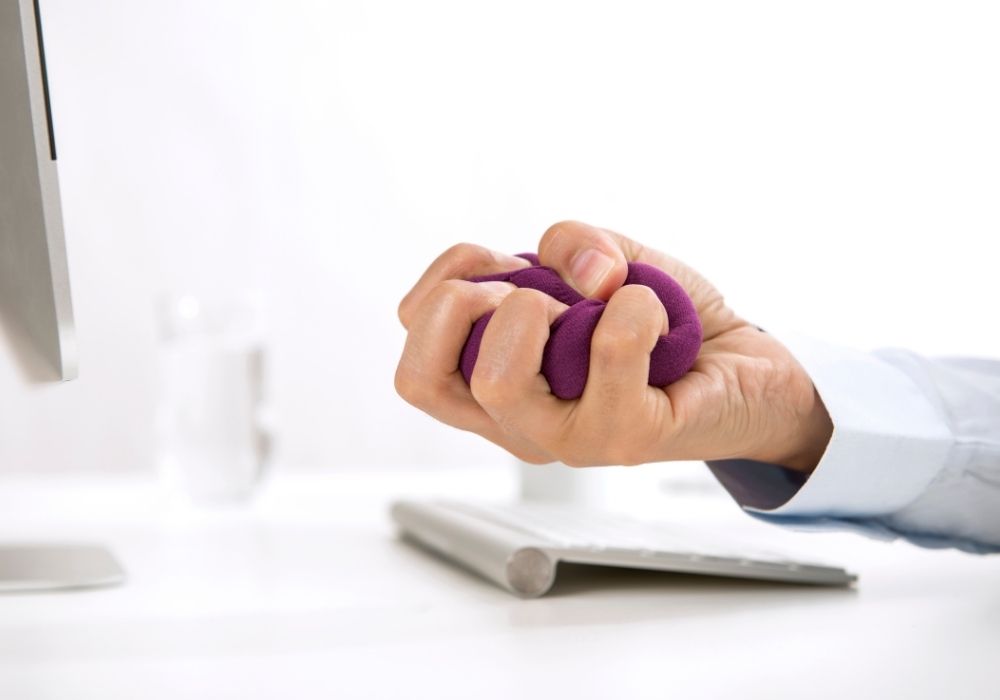 Bài tập chữa tê tay: Bóp bóng cao su