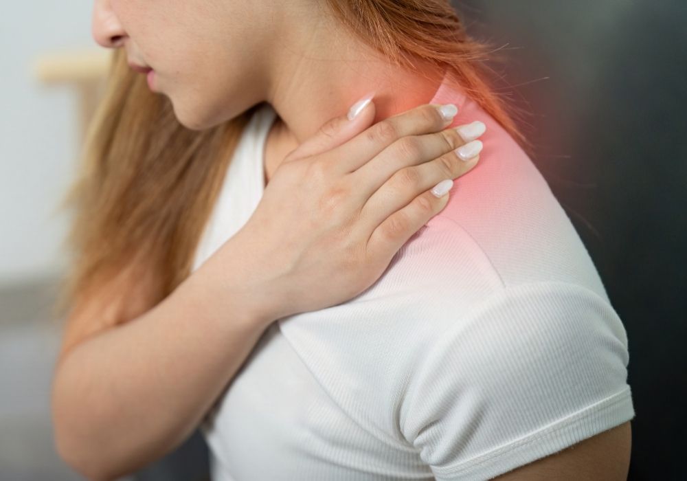 Huyệt Kiên Ngung hỗ trợ giảm đau vai gáy