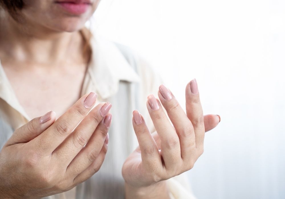Khi nào cần đi khám tê tay