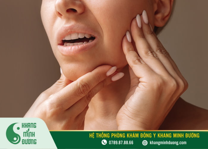 Dấu hiệu nhận biết tình trạng liệt mặt là miệng bị xệ - méo, ăn uống rơi rớt đồ ăn