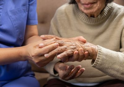 Bấm huyệt điều trị tê tay ở người cao tuổi