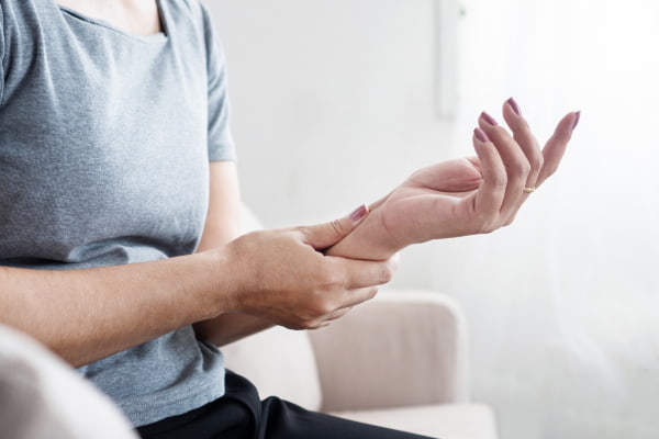 Khi đĩa đệm thoái hóa các dây thần thần kinh bị chèn ép dẫn đến tê tay 