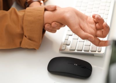 Cầm nắm đồ vật yếu là triệu chứng điển hình của việc tê tay do thoái hóa đốt sống cổ