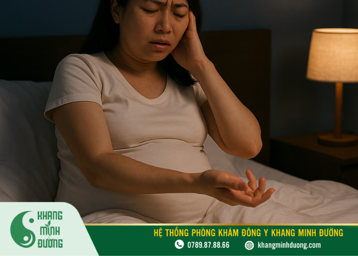 Tê tay, châm chích thường nặng hơn vào ban đêm khiến mẹ bầu khó ngủ