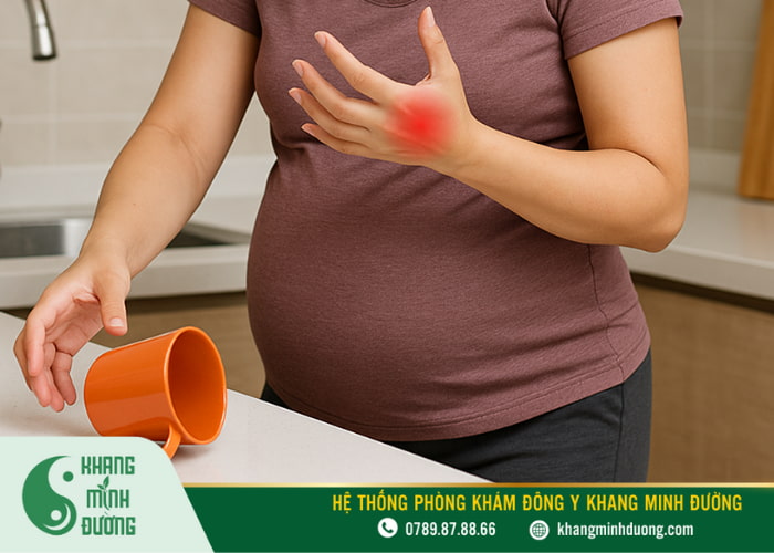Tê tay kéo dài khiến mẹ bầu sinh hoạt khó khăn, dễ làm rơi đồ