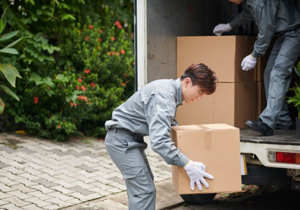 Nguyên nhân gây đau cột sống thắt lưng do làm việc nặng