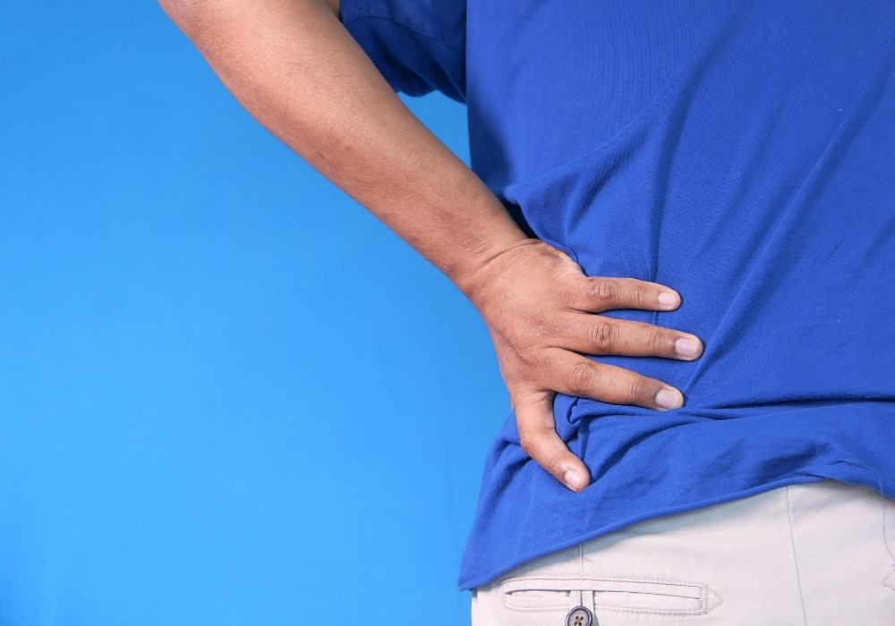 Những lưu ý quan trọng khi điều trị đau lưng bằng Đông y cho người cao tuổi