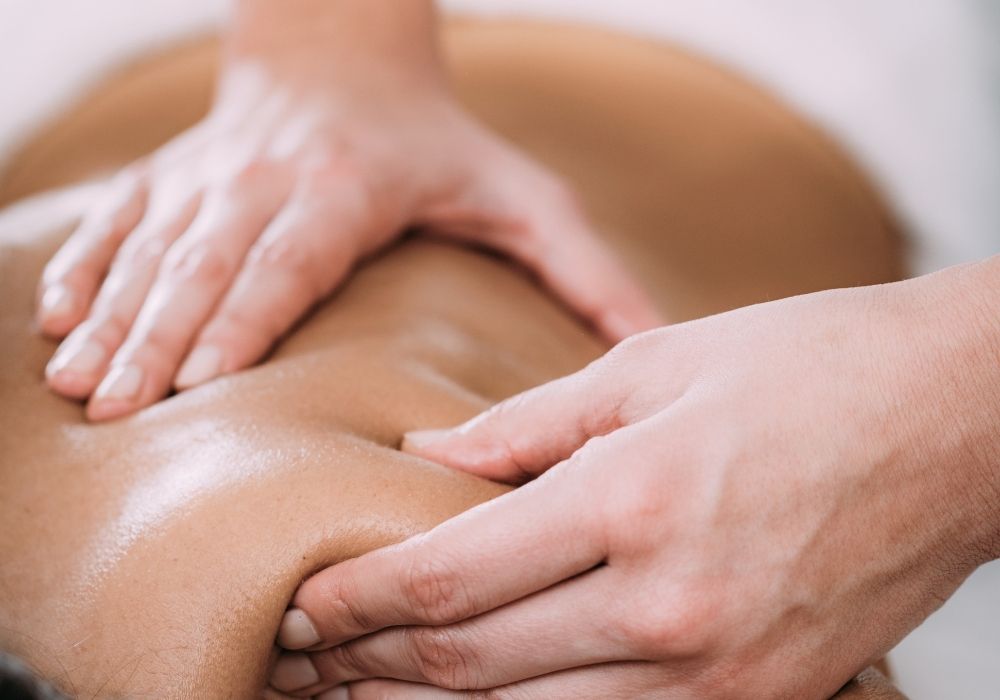 Điều trị đau sau lưng dưới bả vai bằng Đông y