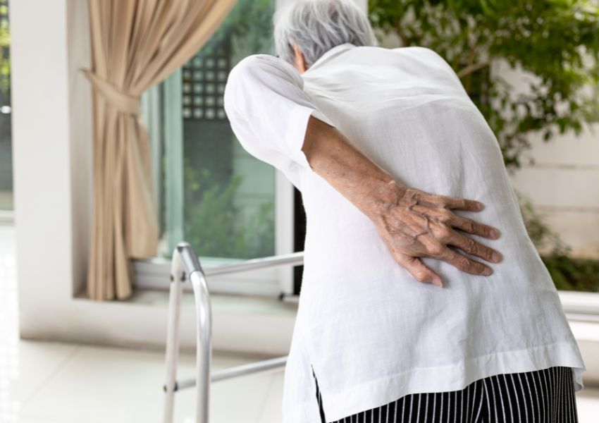 Người cao tuổi hoặc có bệnh nền khó can thiệp ngoại khoa