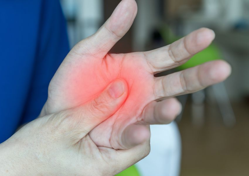Tê yếu tay chân ngày càng rõ rệt